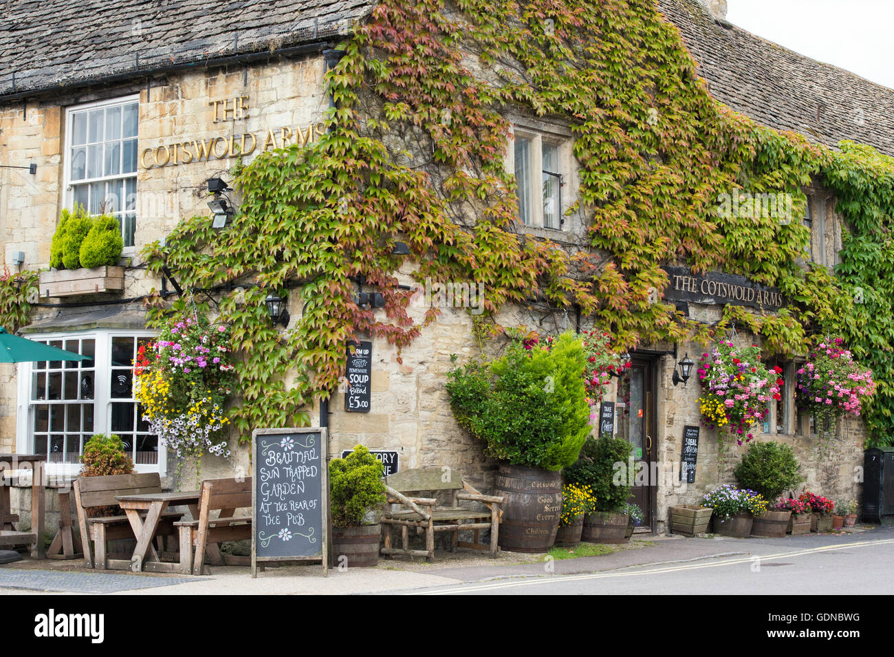 Hanging Basket et affichage floral à l'extérieur de la région des Cotswolds Arms pub, Burford, Oxfordshire, Angleterre Banque D'Images