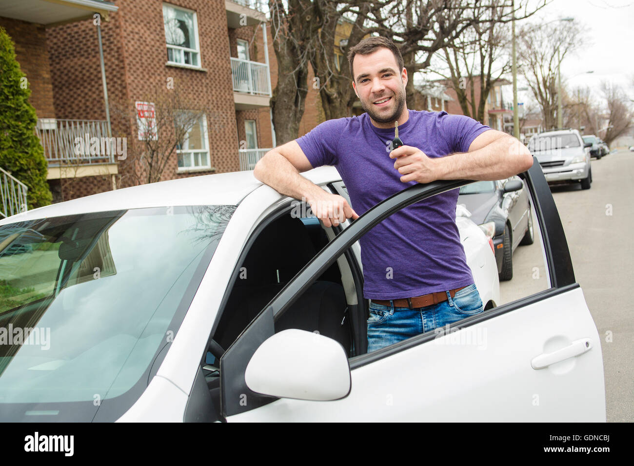 Jeune homme propriétaire avec sa voiture Banque D'Images