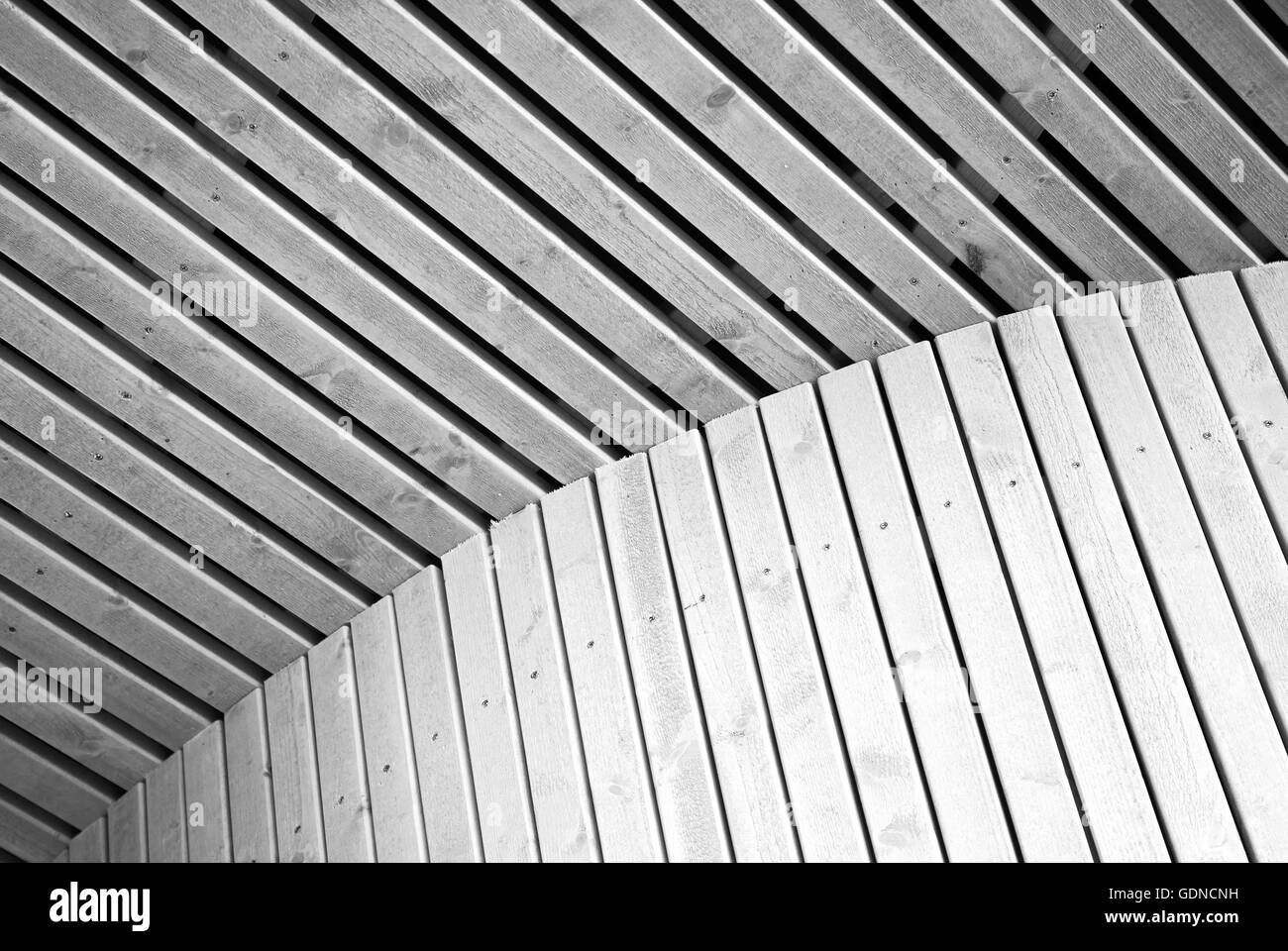 Abstrait architecture fond blanc bordé de bois, panneaux de construction. Exemple de conception naturelle scandinave Banque D'Images