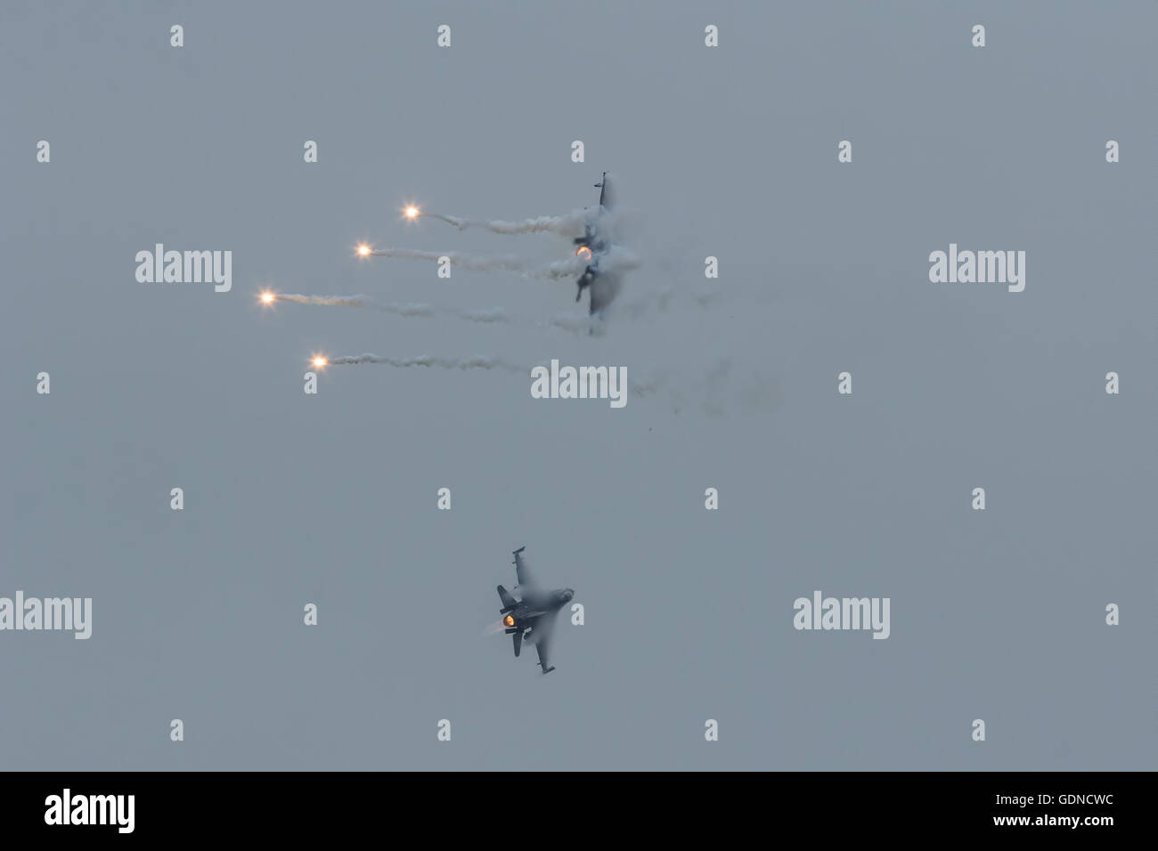 Deux F-16AM Fighting Falcon tir des fusées éclairantes Banque D'Images