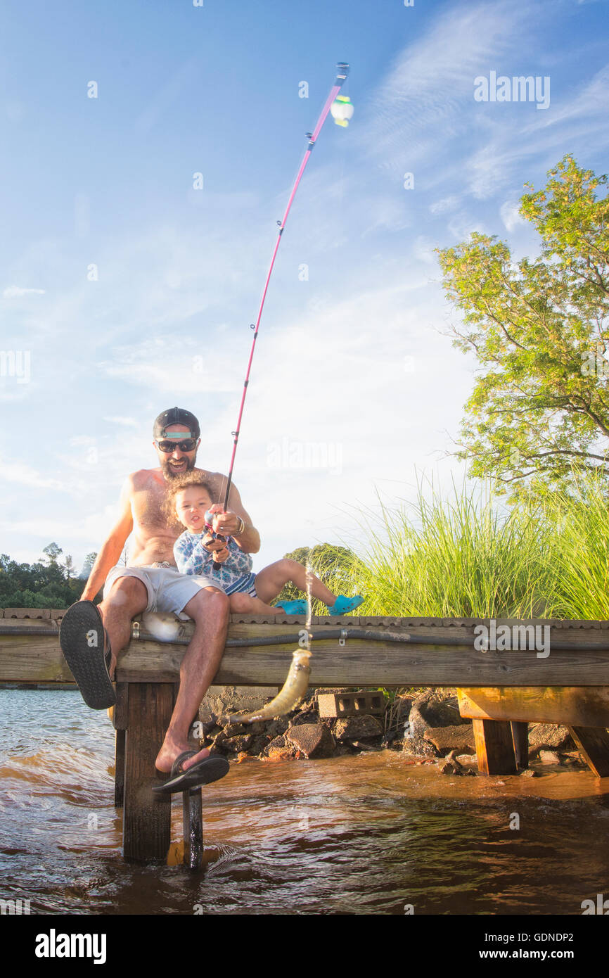 Père et fille la capture de poissons au lac Jackson, Atlanta, Georgia, USA Banque D'Images