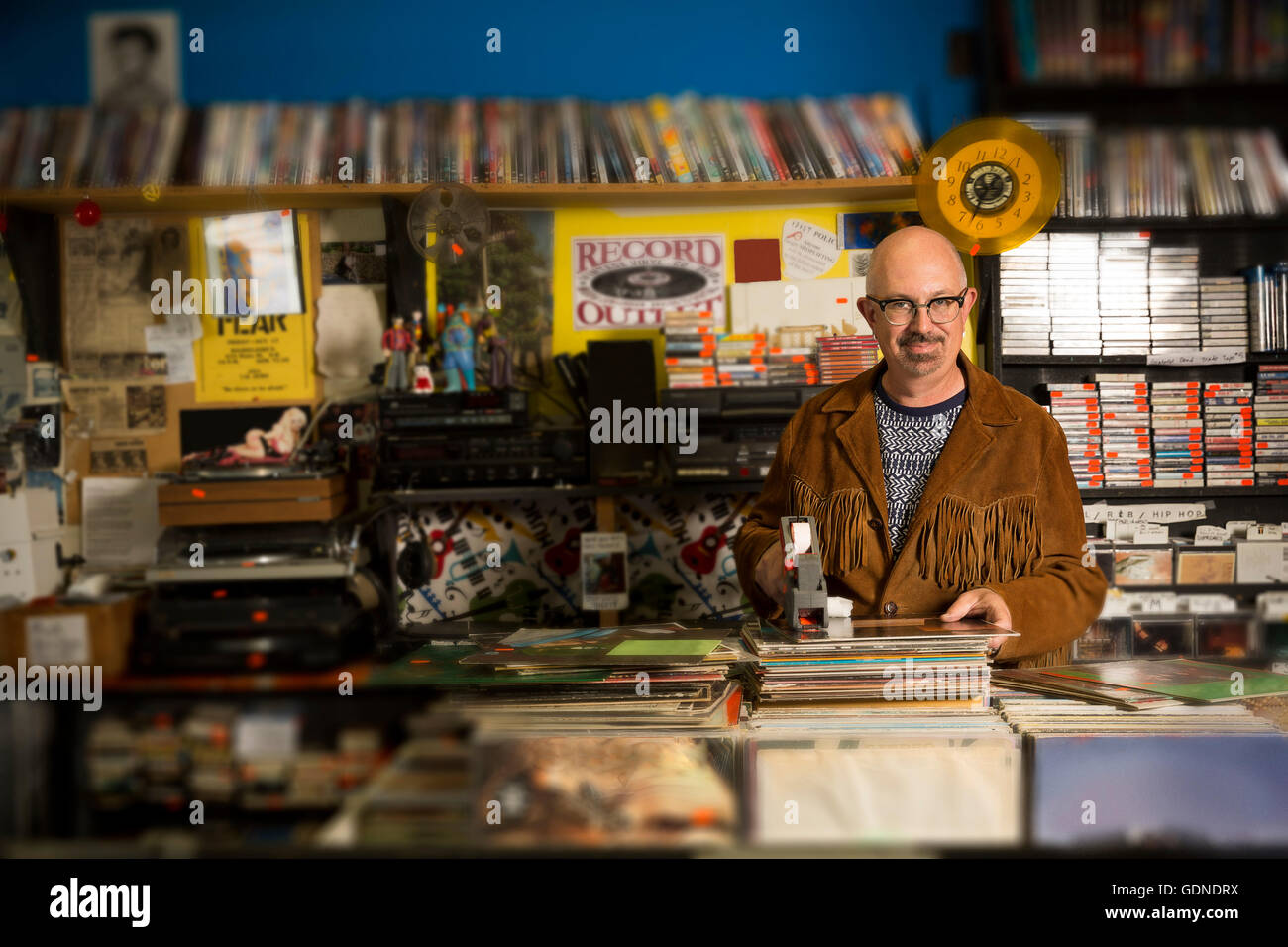 Portrait of mature man in record shop, prix des enregistrements à l'aide d'armes à feu : Banque D'Images