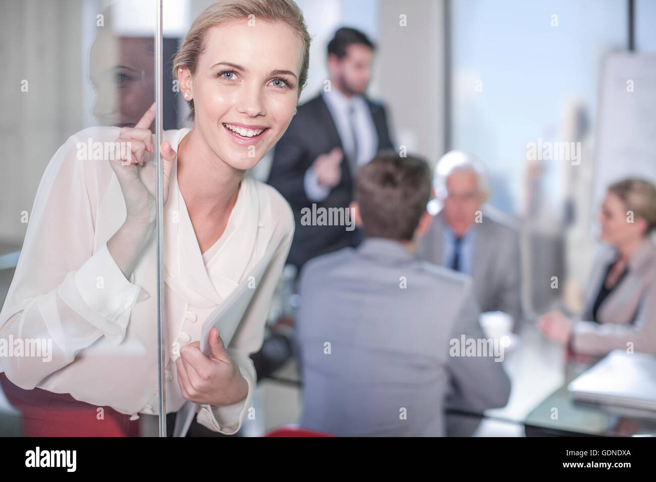 Portrait of young businesswoman ouverture porte en verre à la réunion Banque D'Images