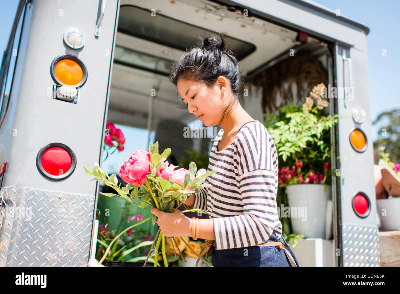 Avec fleuriste bouquet de fleurs à la main Banque D'Images