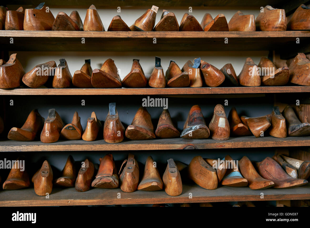 Rangées de vieux bois pour chaussures sur les étagères de magasin de  chaussures traditionnelles, front view Photo Stock - Alamy