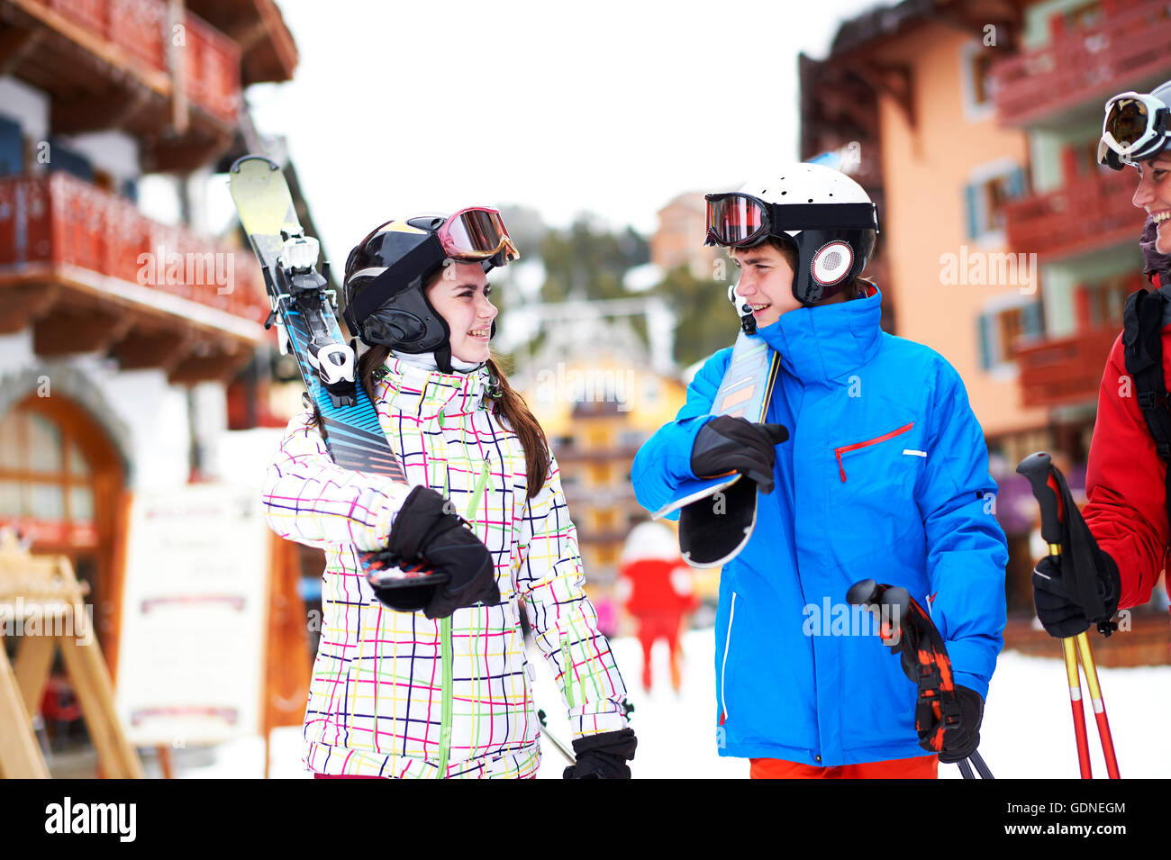 Ado fille et garçon, transportant des skis Banque D'Images