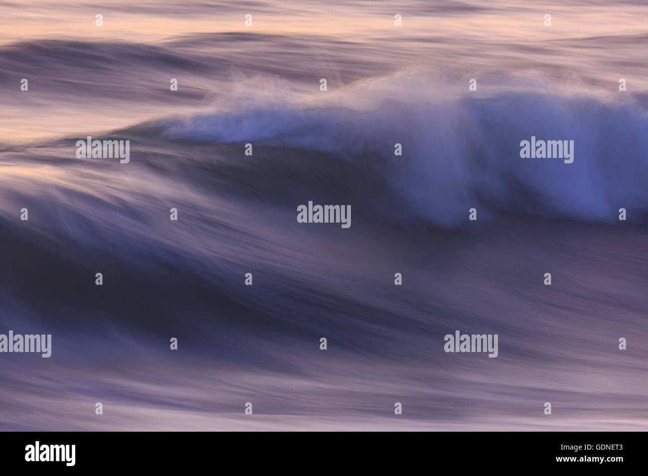 Les ondes de l'océan Pacifique après le coucher du soleil, Pacific Beach, San Diego, CA, USA Banque D'Images