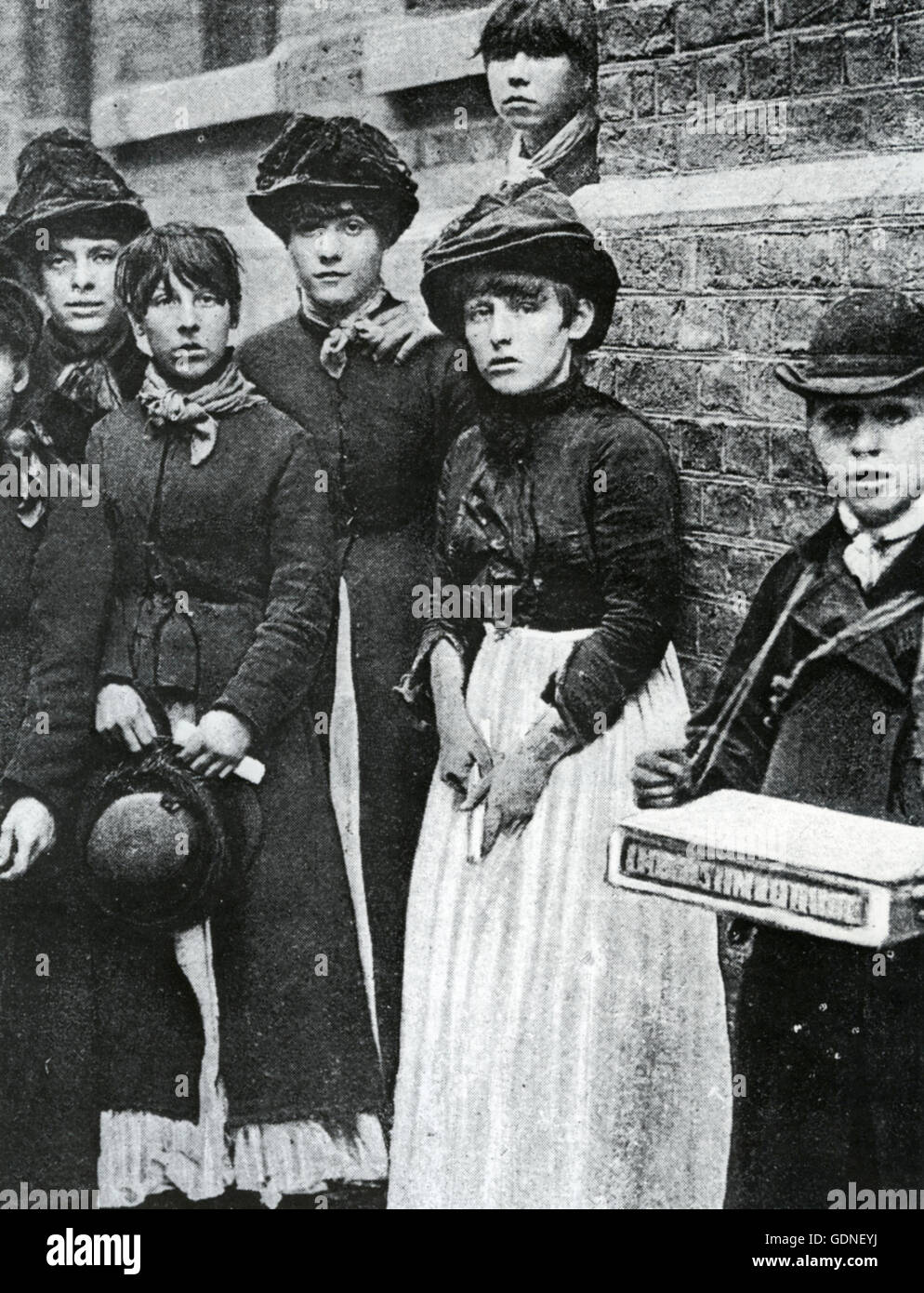 Grève MATCHGIRLS LONDRES travailleurs en grève à l'extérieur de l'usine de Bryant & May Bow, l'Est de Londres, en juillet 1888 Banque D'Images