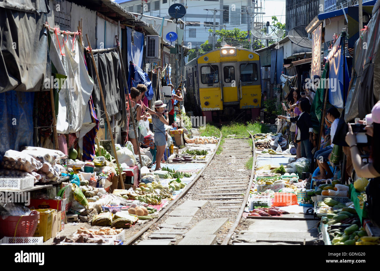 Le marché ferroviaire Maeklong en dehors de la ville de Bangkok en Thaïlande en Southeastasia. Banque D'Images