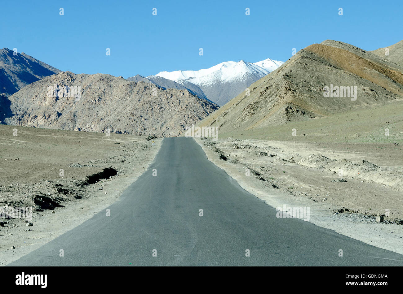 Route droite à travers le paysage de montagne près de Leh à Srinagar, Leh, Ladakh Road, le Jammu-et-Cachemire, en Inde. Banque D'Images