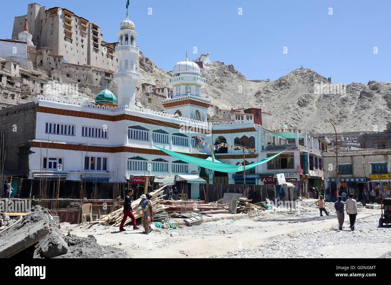 La mosquée Jama Masjid et le palais de Leh, Ladakh, Leh, Jammu-et-Cachemire, en Inde. Banque D'Images