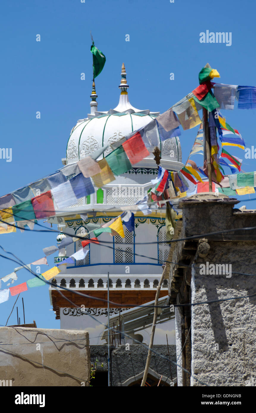 Drapeaux de prière bouddhiste en face de la mosquée Jama Masjid, Leh, Ladakh, Inde Banque D'Images