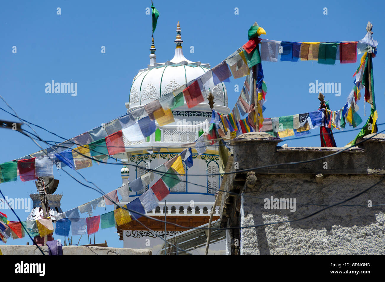 Drapeaux de prière bouddhiste en face de la mosquée Jama Masjid, Leh, Ladakh, Inde Banque D'Images
