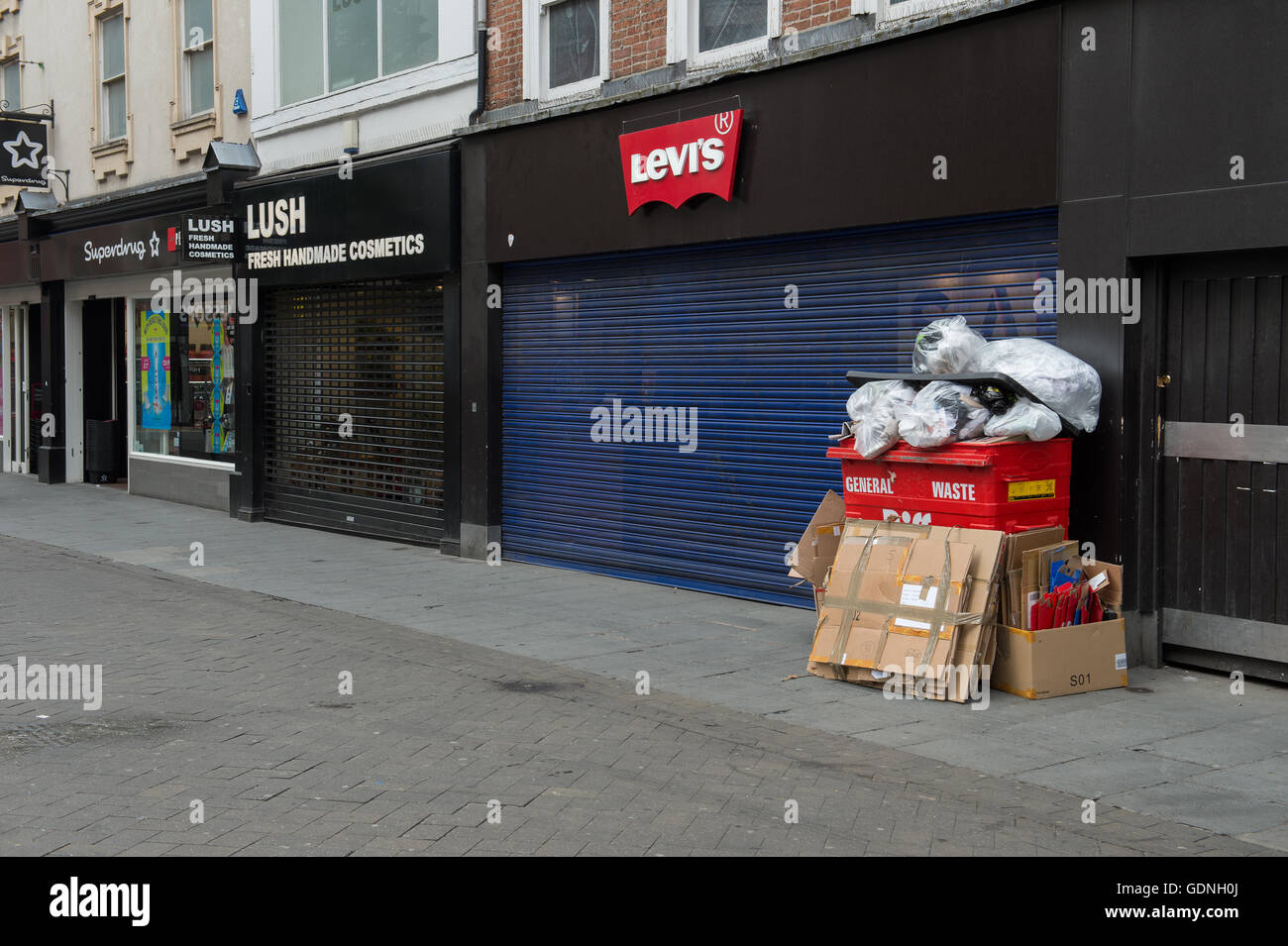 Refuser les sacs empilés sur wheelie bin sur Clumber street Nottingham Banque D'Images