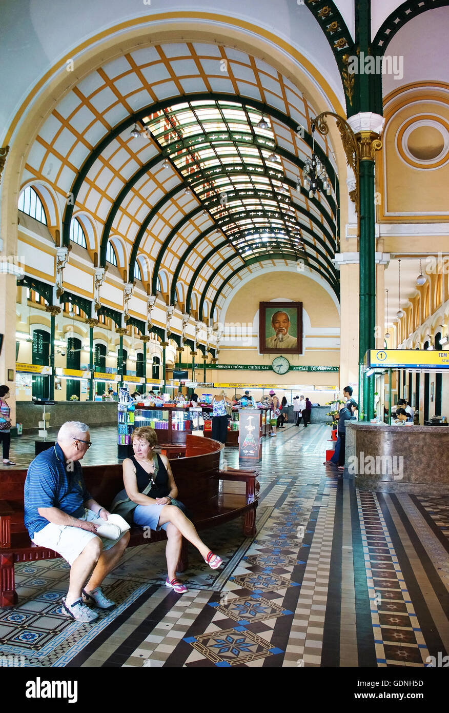 Visite de voyageurs centre postal, un ancien bureau de poste français avec dome design for travel Banque D'Images