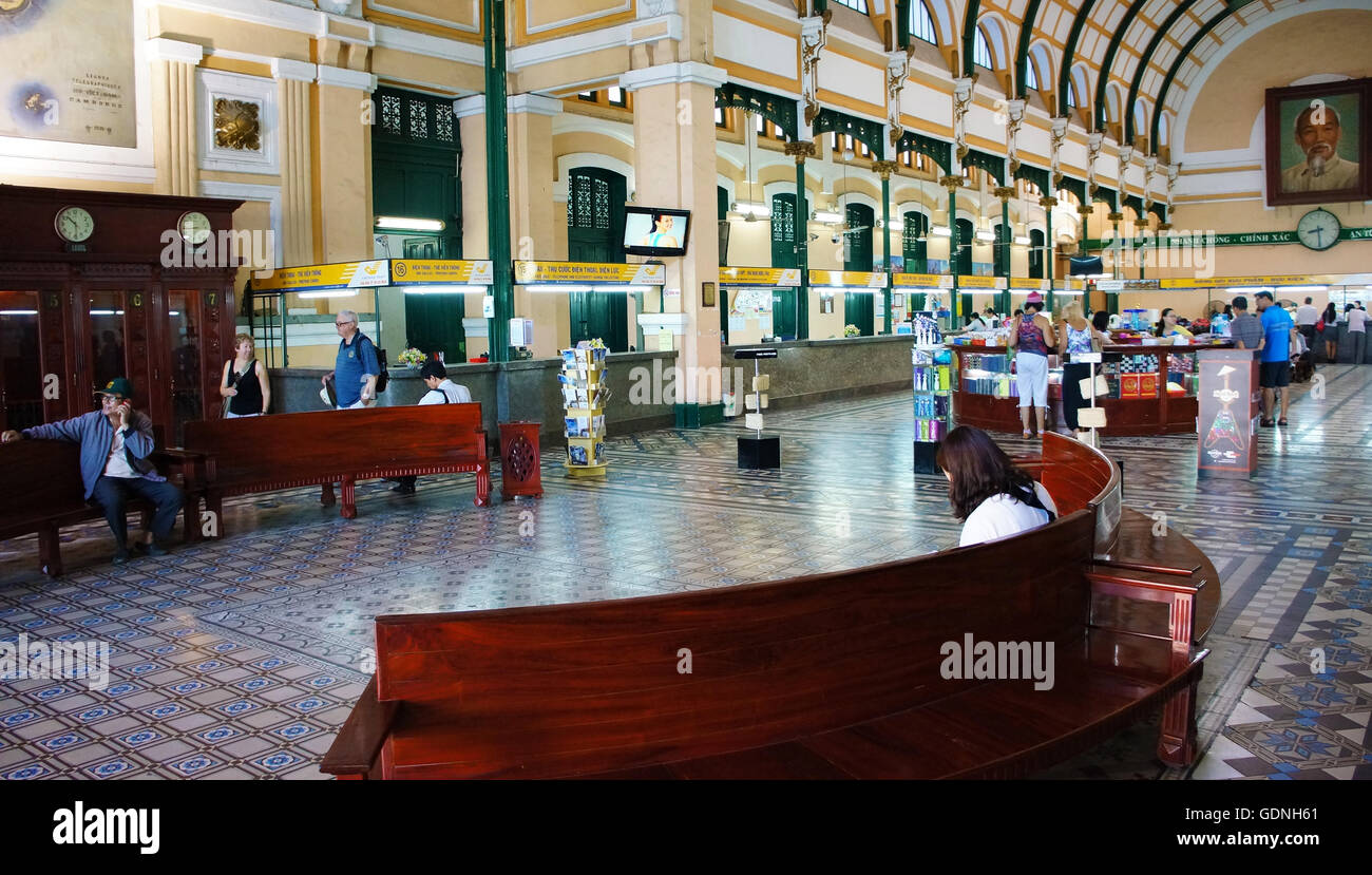 Visite de voyageurs centre postal, un ancien bureau de poste français avec dome design for travel Banque D'Images