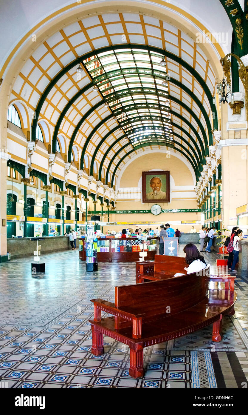 Visite de voyageurs centre postal, un ancien bureau de poste français avec dome design for travel Banque D'Images