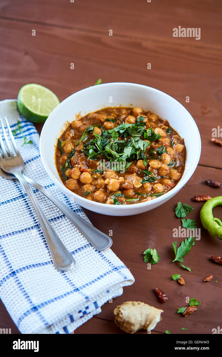 Vue de dessus chana masala dîner, sur une table en bois Banque D'Images