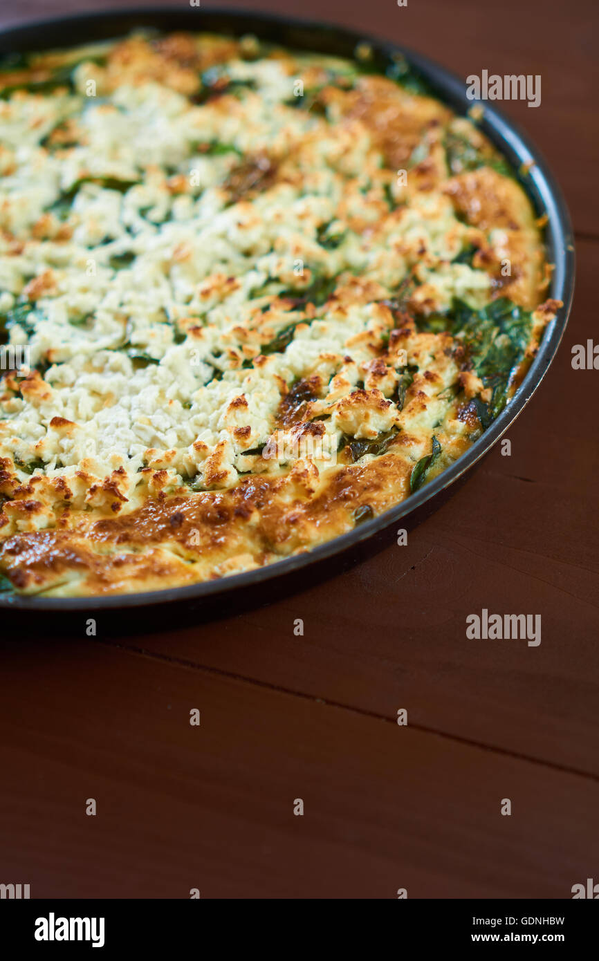 Frittata aux savoureux sur une table en bois, vue en gros Banque D'Images