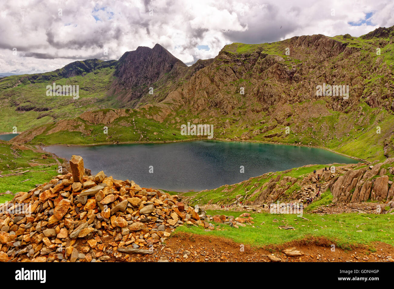 Cairn et Glaslyn Lake de la piste Pyg juste sous le mont Snowdon dans le parc national de Snowdonia, Gwynedd, au nord du Pays de Galles. Banque D'Images