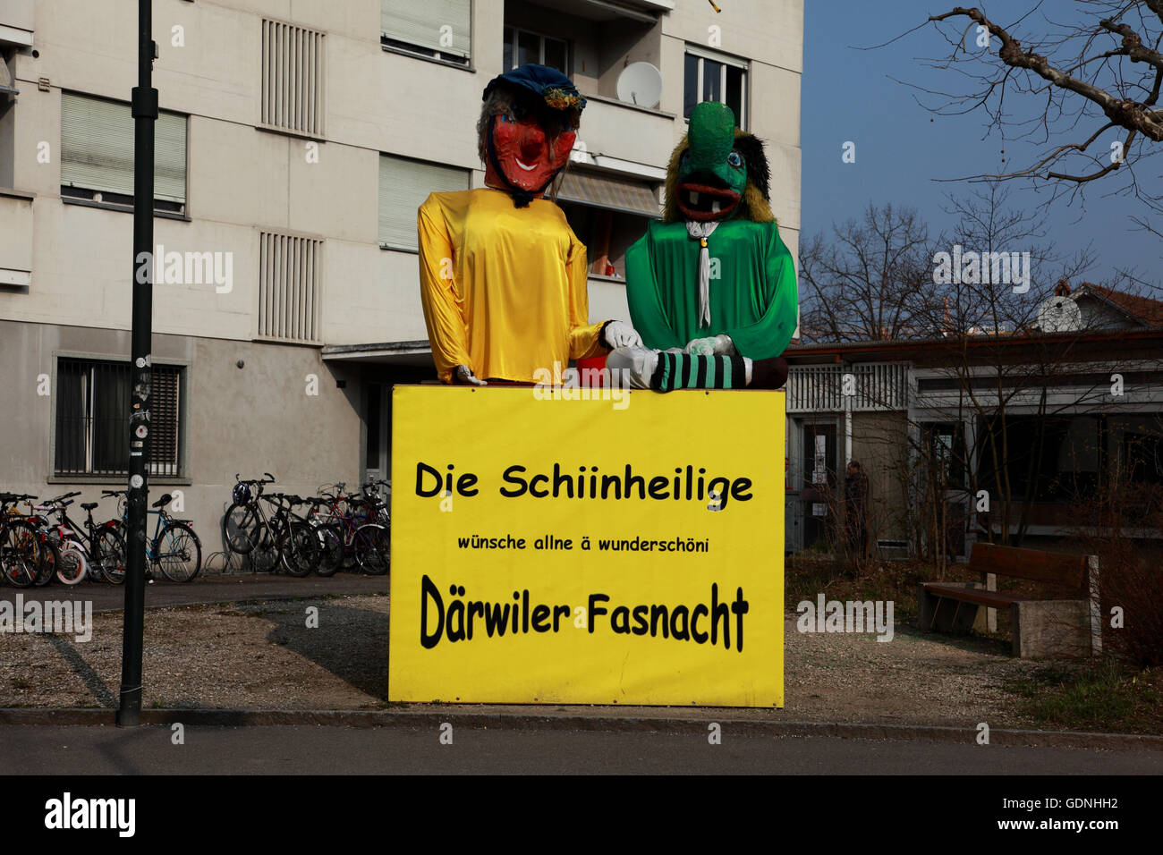 De grandes marionnettes à Bâle, Suisse, qui souhaitent tout le monde, en Suisse-allemand, un merveilleux Fasnacht (carnaval) Banque D'Images