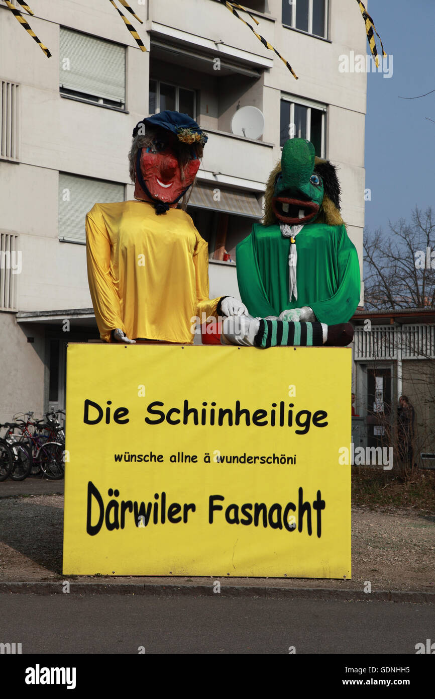 De grandes marionnettes à Bâle, Suisse, qui souhaitent tout le monde, en Suisse-allemand, un merveilleux Fasnacht (carnaval) Banque D'Images
