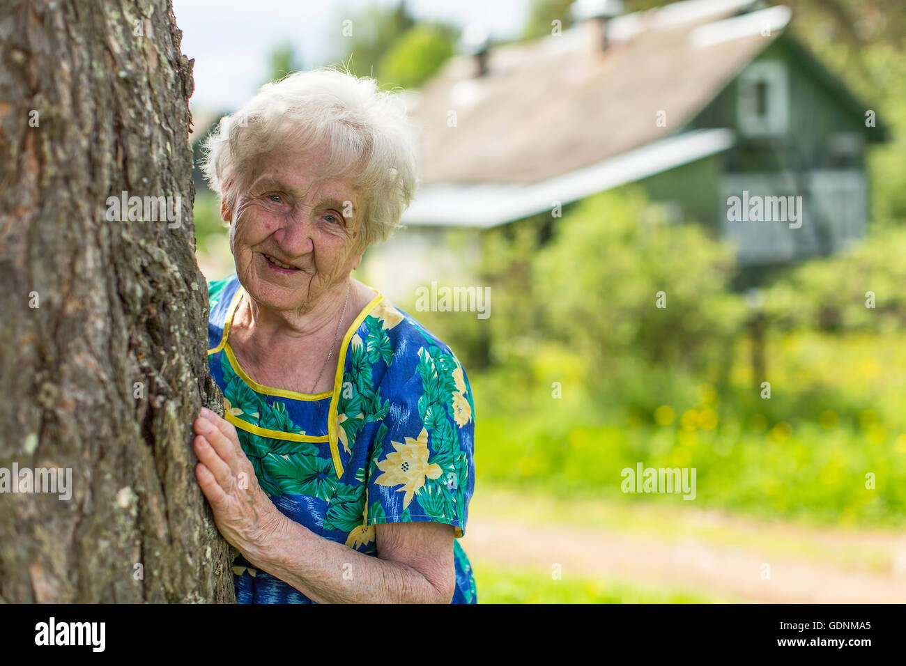 Happy elderly woman portrait dans le village près de chez lui. Banque D'Images