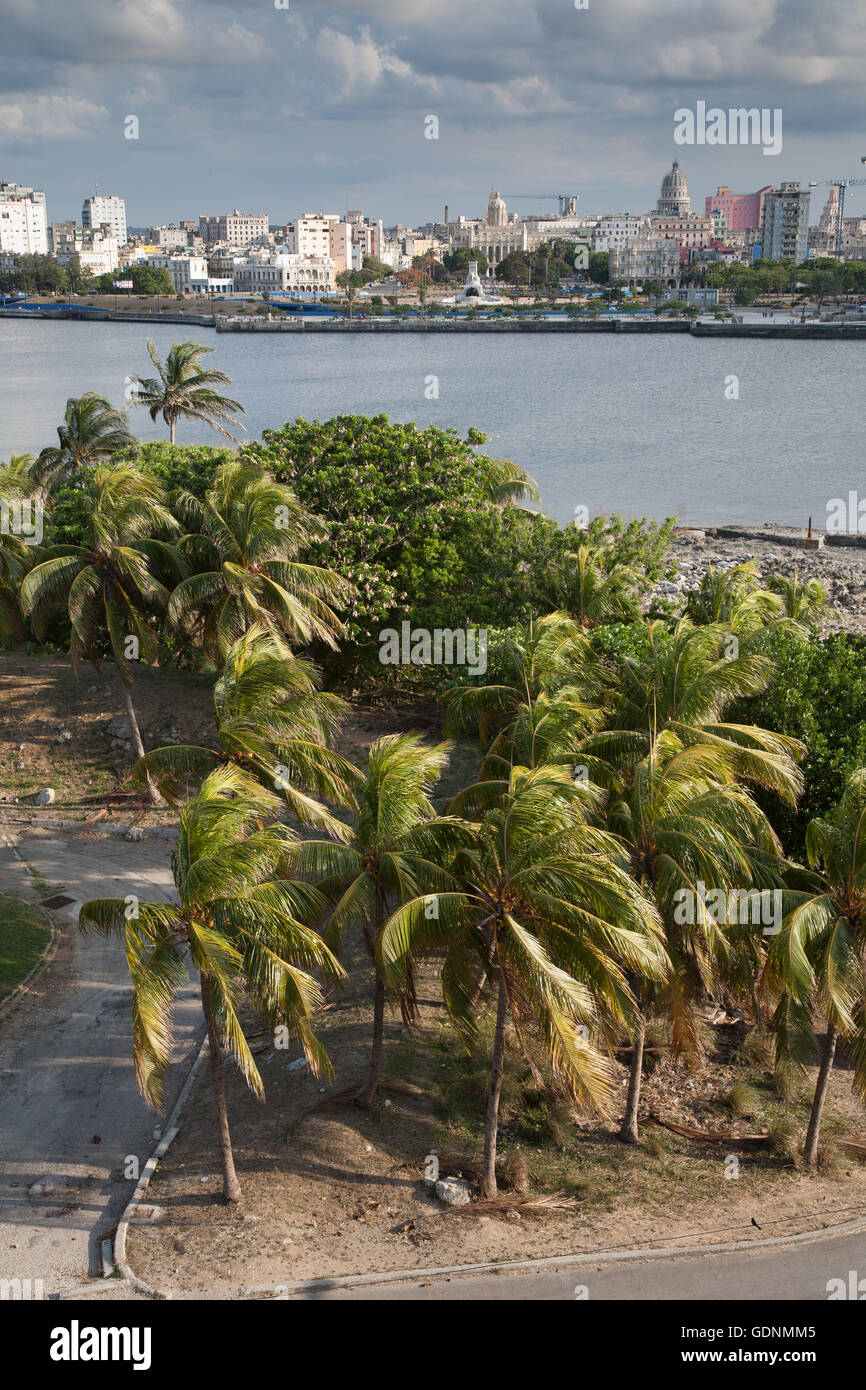 L'entrée du port de La Havane vu de la forteresse, en regardant vers la Habana Vieja, La Havane, Cuba Banque D'Images