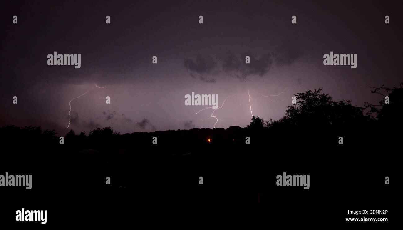 La foudre dans la nuit. Ciel noir Envoyer clignote en bas dans la forêt. Banque D'Images