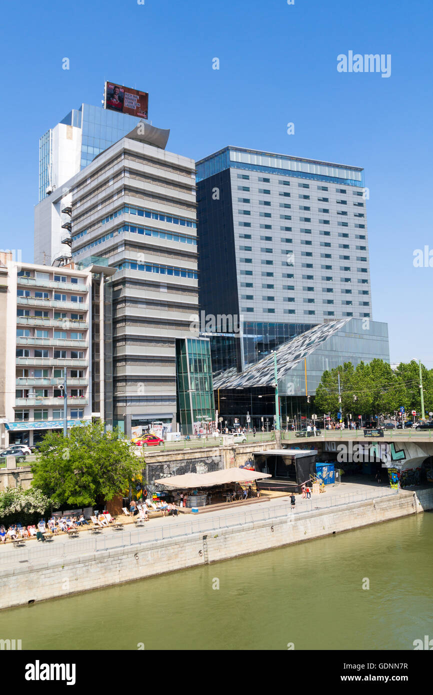 Media Tower, Tour de conception et le front de cafés sur le quai du petit canal du Danube dans la ville de Vienne, Autriche Banque D'Images