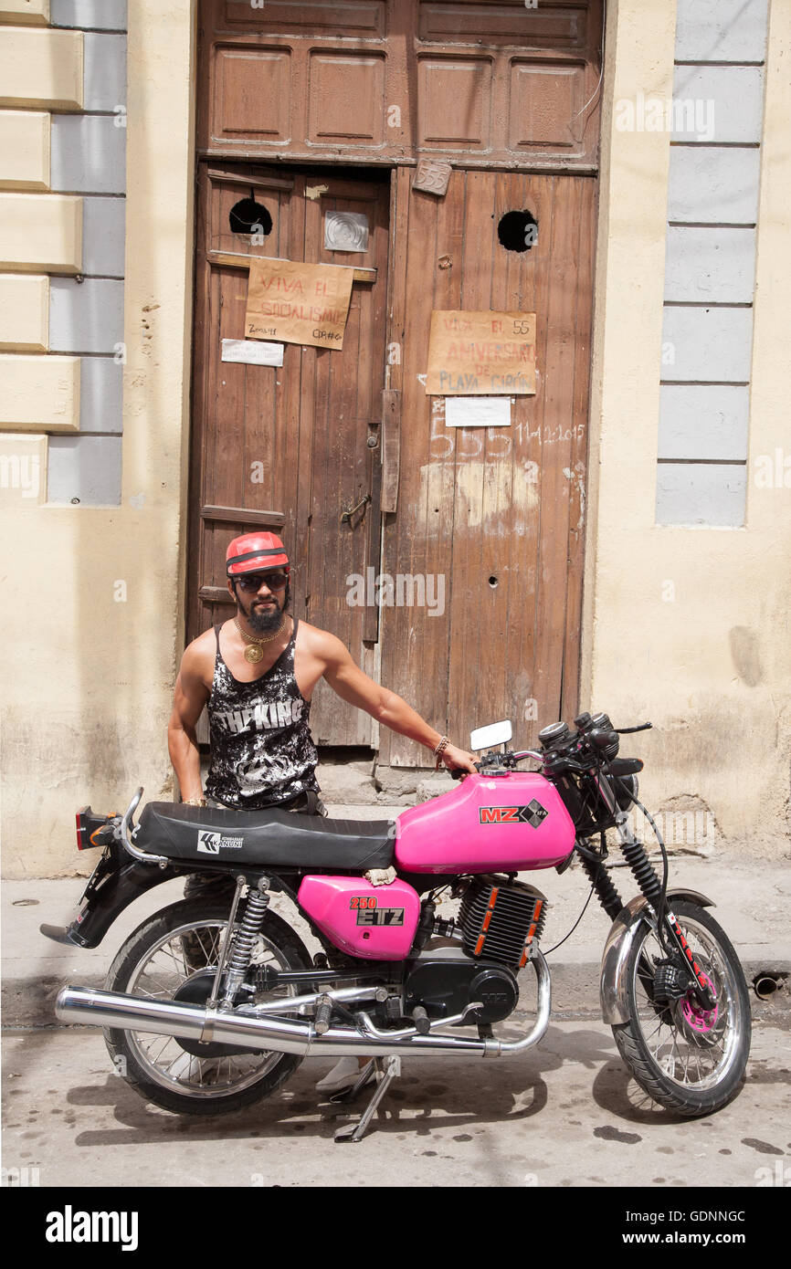 Un homme avec un Allemand MZ ETZ 250 moto dans Santiago de Cuba, Cuba Banque D'Images