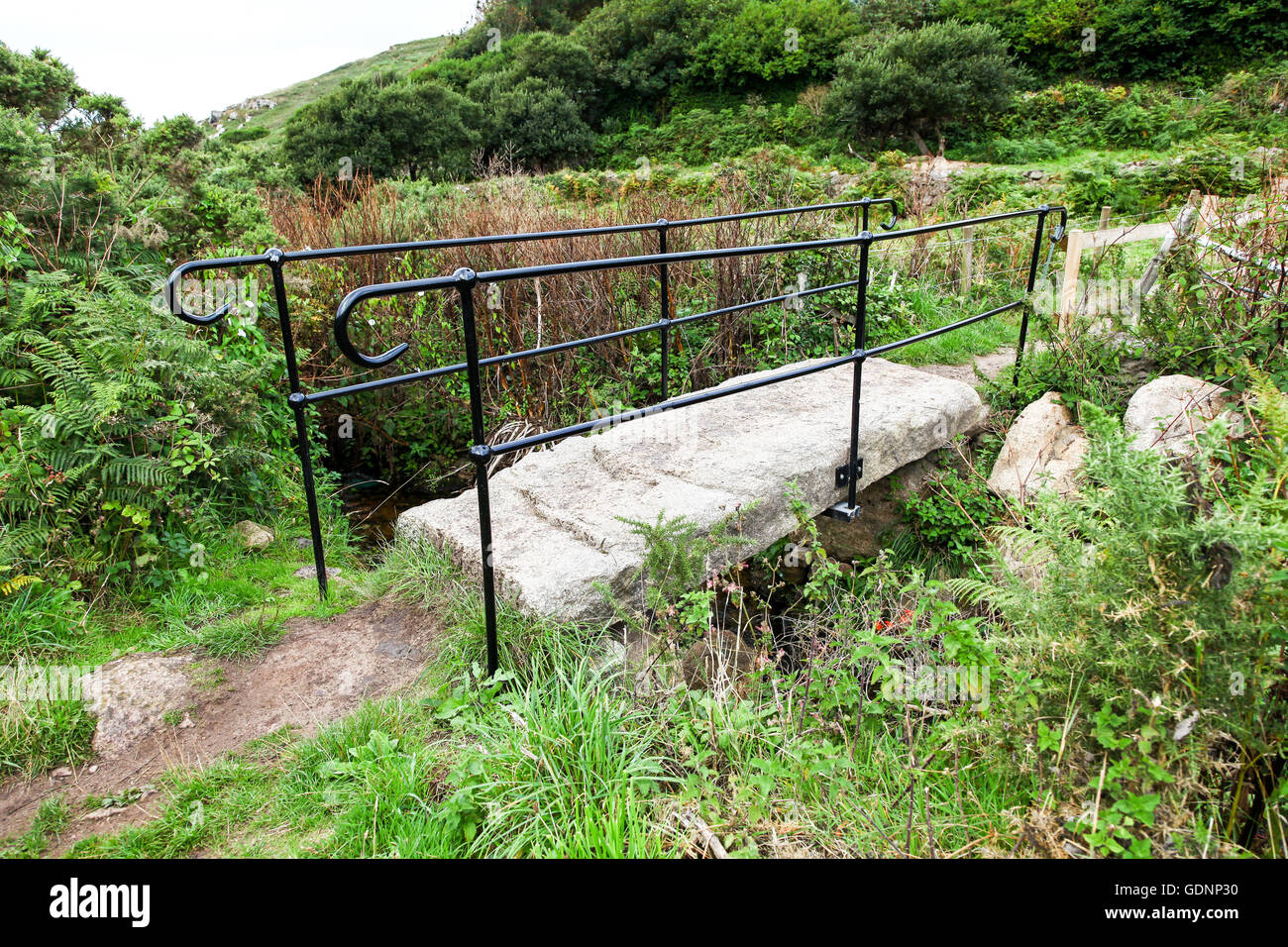 Une plaque de granit dans la vallée de Kenidjack Pont Cornwall England UK Banque D'Images