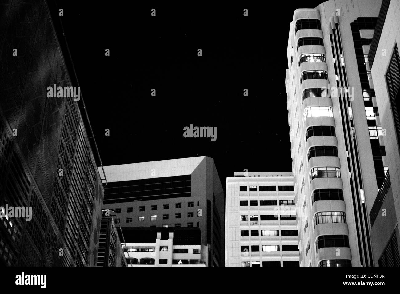 Low Angle View de bâtiments modernes contre Ciel Nocturne Banque D'Images