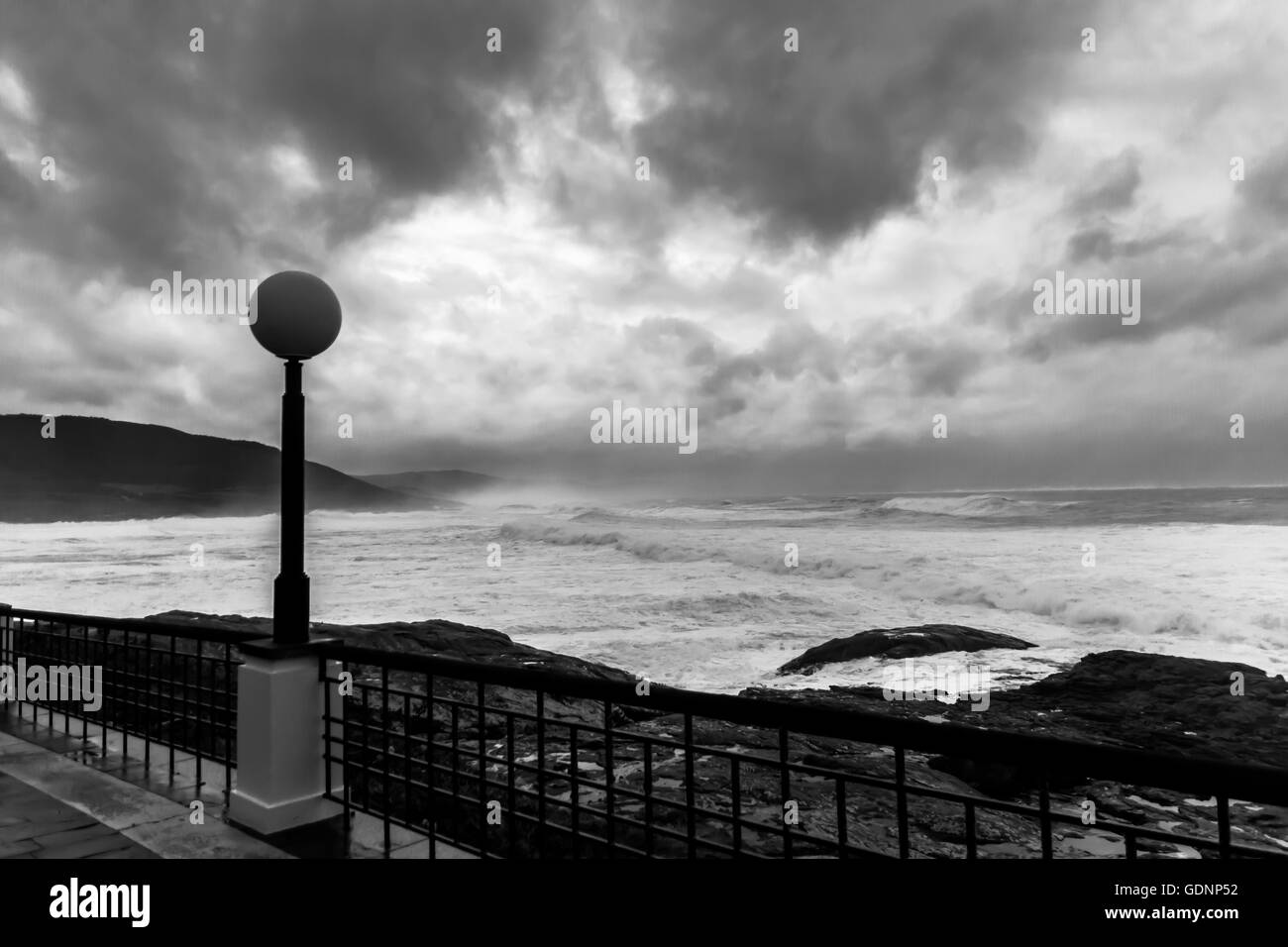 Vue panoramique de la tempête contre les nuages et l'état de la mer de la promenade Banque D'Images