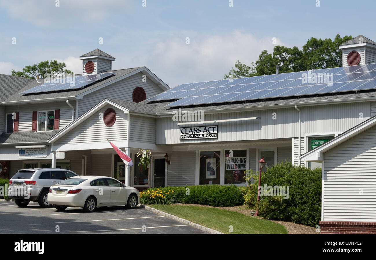 Des panneaux solaires sur le toit d'un développement commercial Banque D'Images