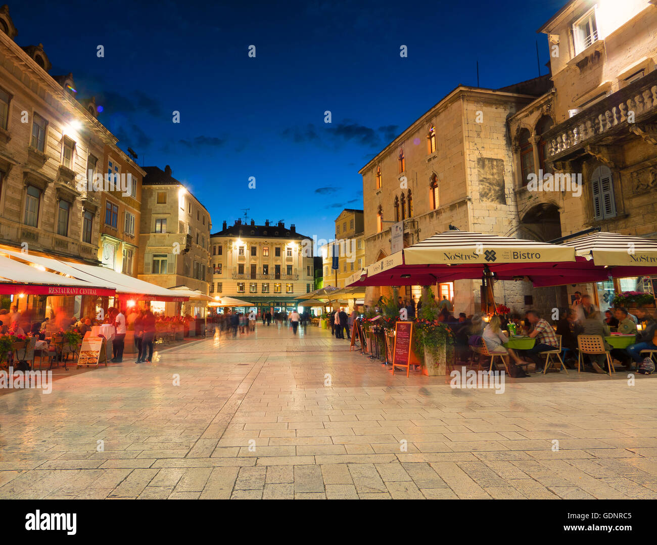 Square, Narodni trg au crépuscule, Split, Croatie, la côte dalmate Banque D'Images