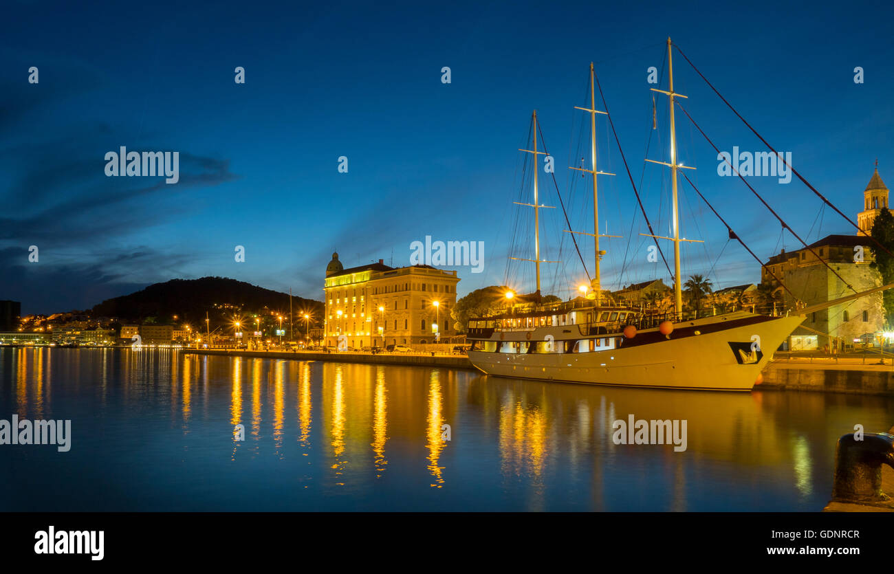 Split, Croatie, la côte dalmate, front de mer ar crépuscule Banque D'Images