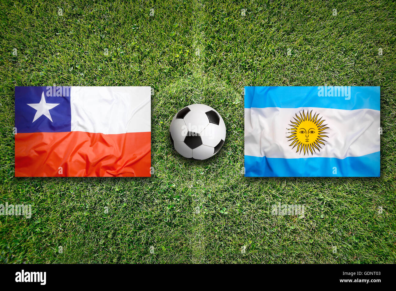 Le Chili contre. l'Argentine les drapeaux sur le terrain de soccer vert Banque D'Images