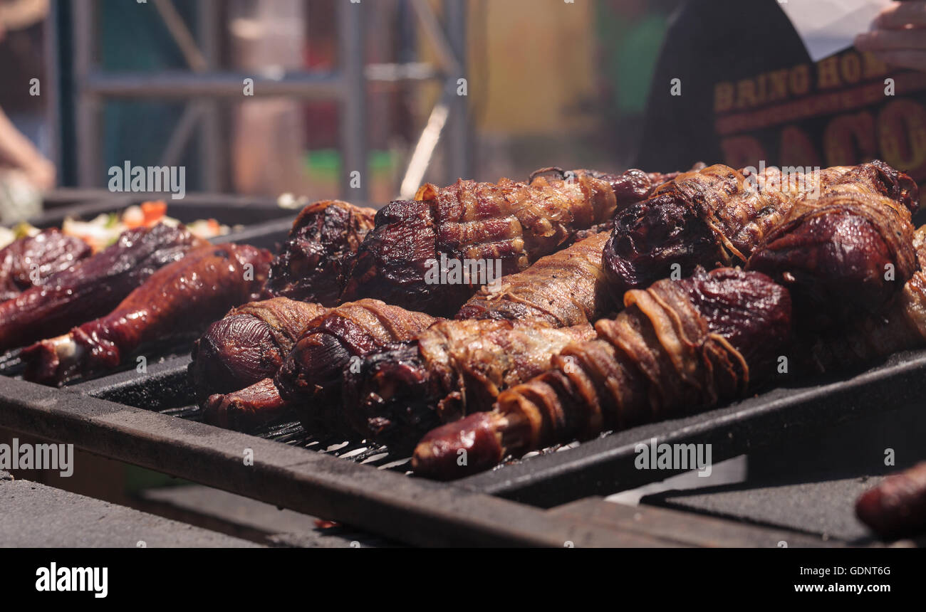 Bacon enroulé autour des jambes de la Turquie sur un barbecue pour cuisiner à un juste motif. Banque D'Images