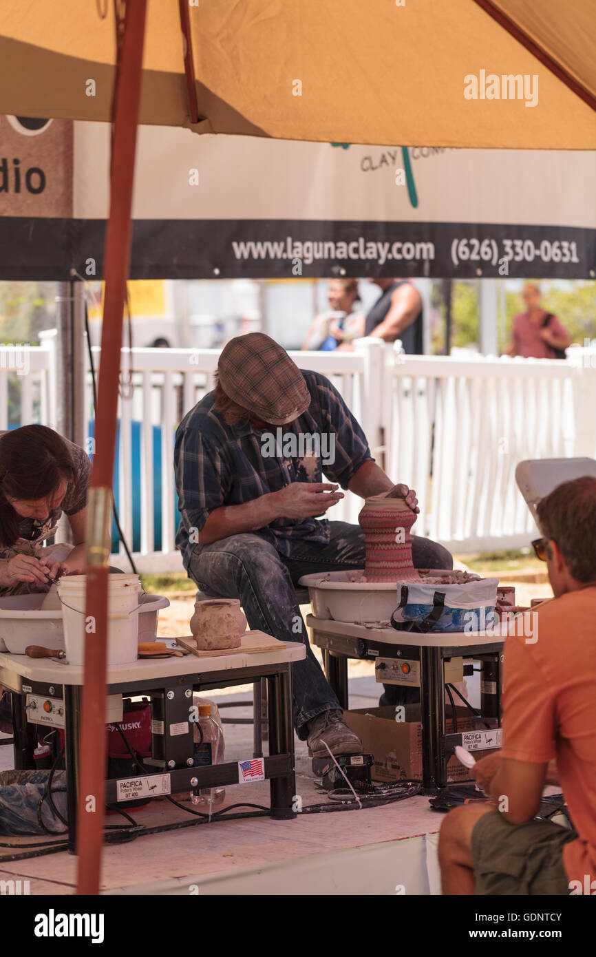 Costa Mesa, Californie - le 16 juillet 2016 : Potiers argile forme sur une roue à l'écran pour Muddys Studio au Orange County Fair Banque D'Images