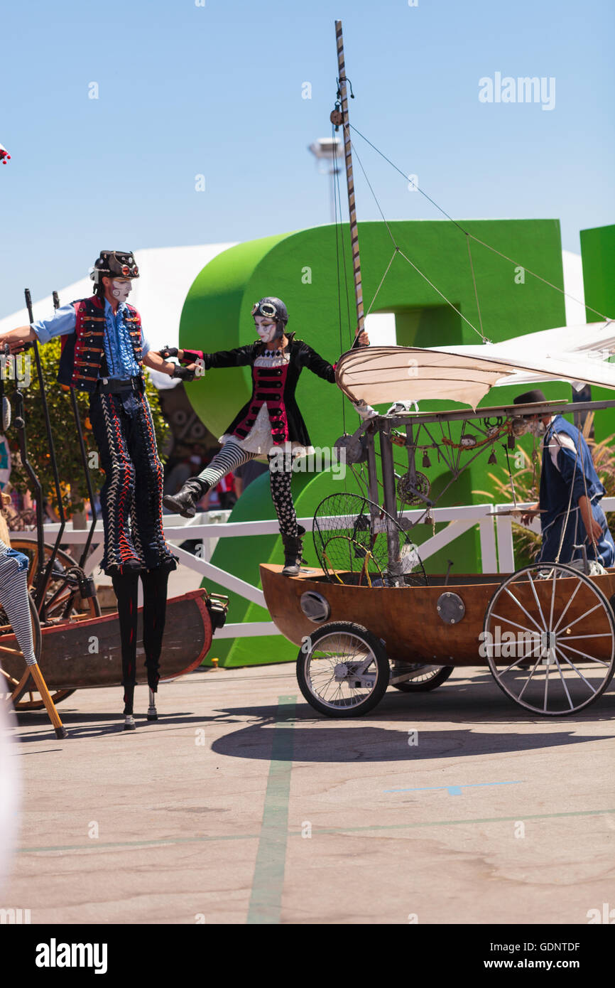 Costa Mesa, CA - le 16 juillet 2016 : Chevaliers Dragons steampunk échassiers effectuer à l'Orange County Fair à Costa Mesa, CA Banque D'Images