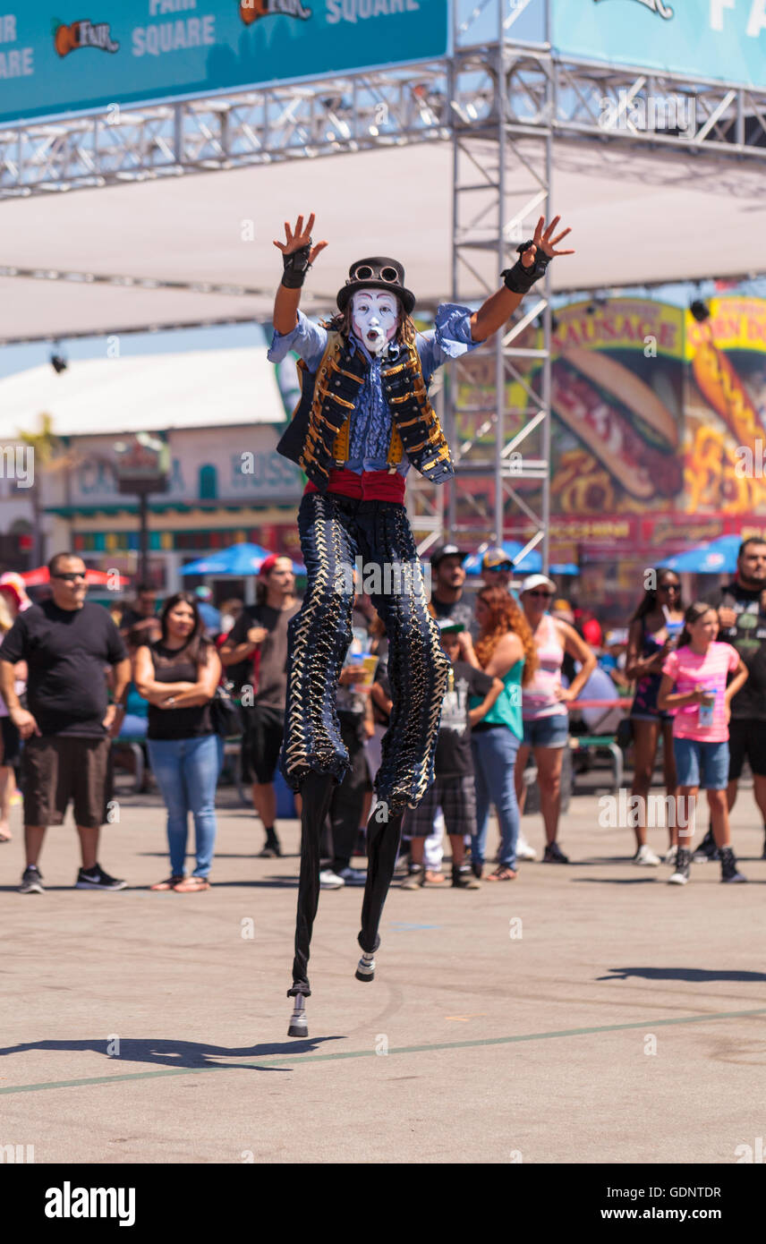 Costa Mesa, CA - le 16 juillet 2016 : Chevaliers Dragons steampunk échassiers effectuer à l'Orange County Fair à Costa Mesa, CA Banque D'Images