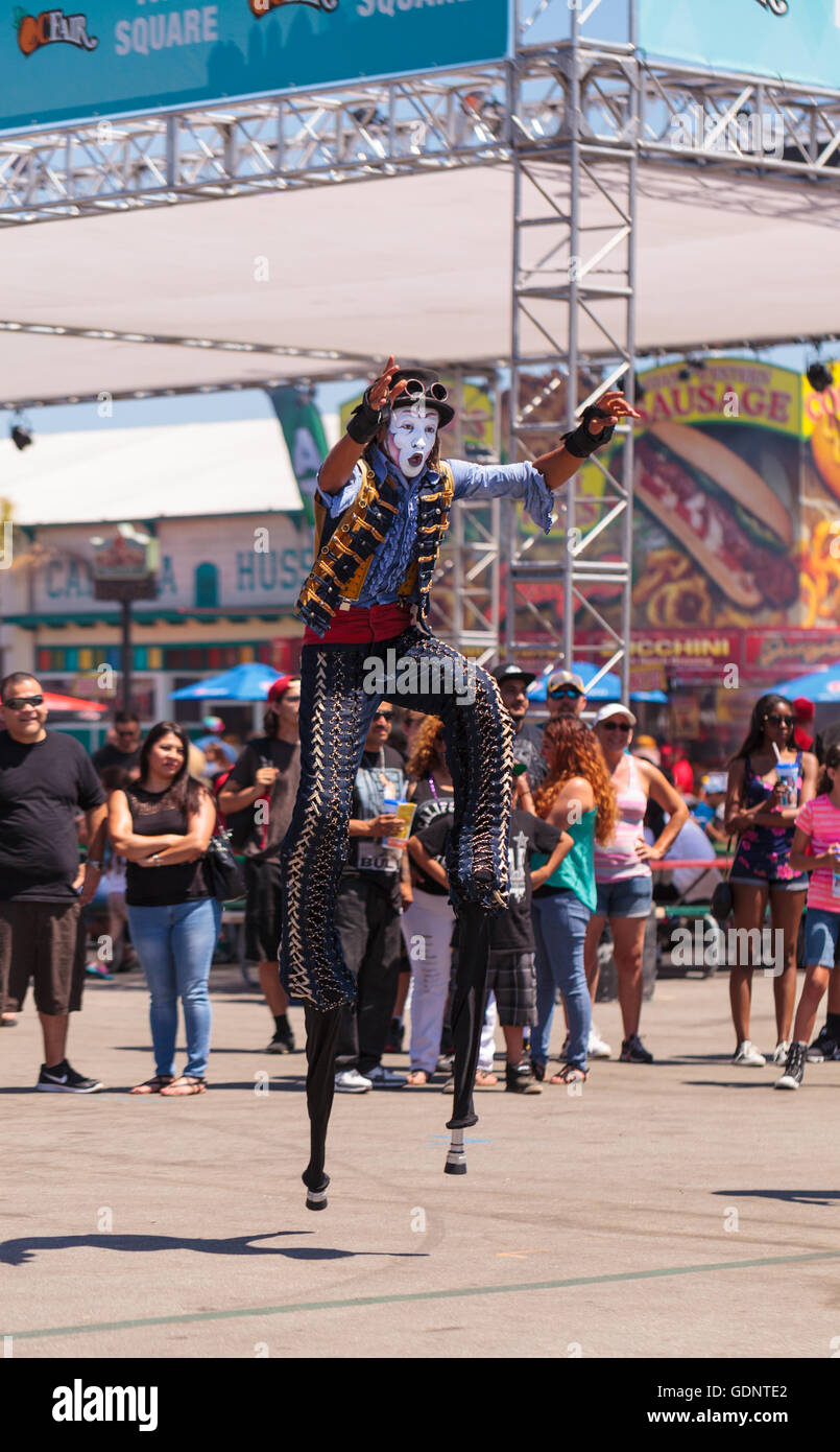 Costa Mesa, CA - le 16 juillet 2016 : Chevaliers Dragons steampunk échassiers effectuer à l'Orange County Fair à Costa Mesa, CA Banque D'Images