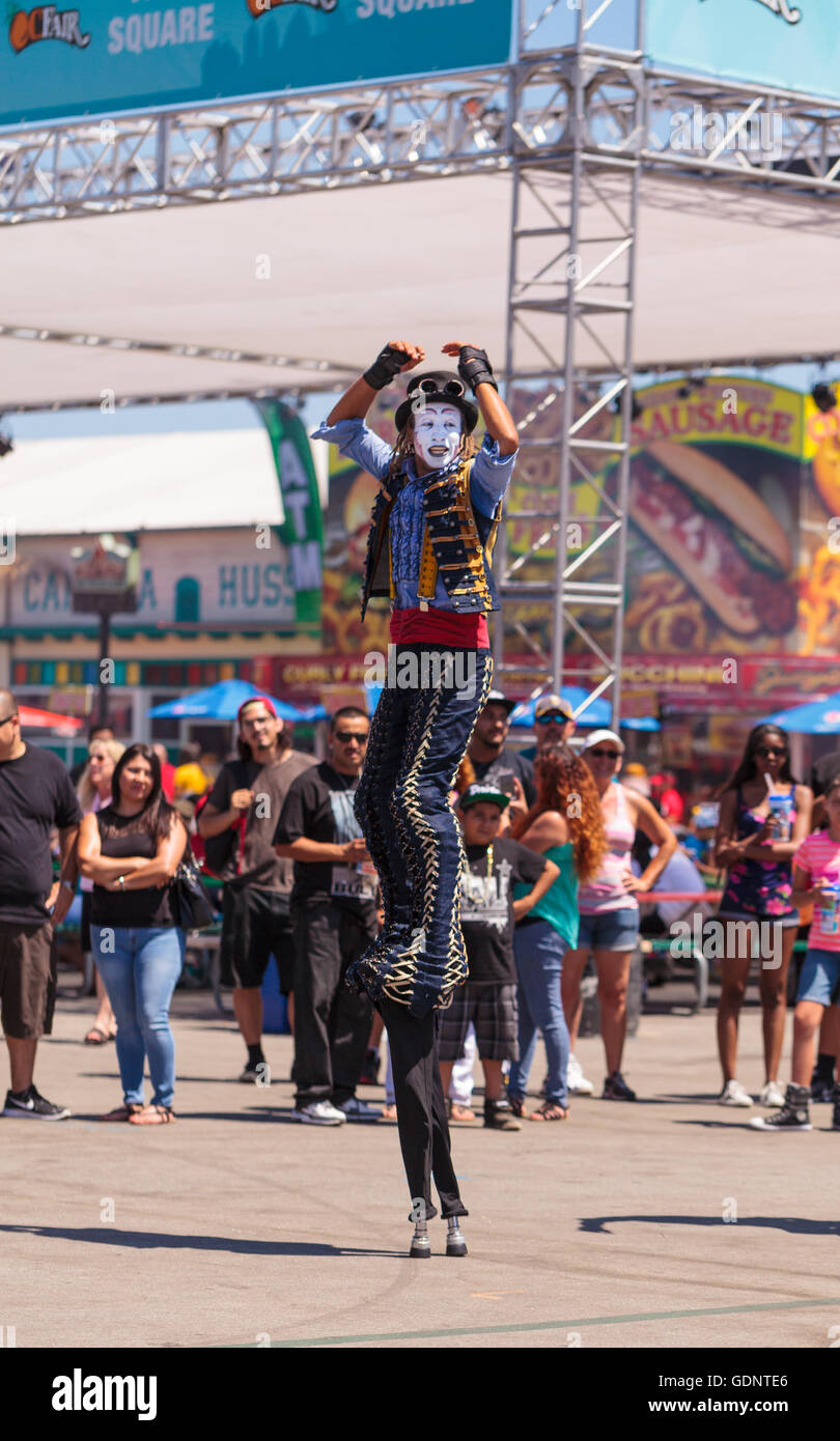 Costa Mesa, CA - le 16 juillet 2016 : Chevaliers Dragons steampunk échassiers effectuer à l'Orange County Fair à Costa Mesa, CA Banque D'Images