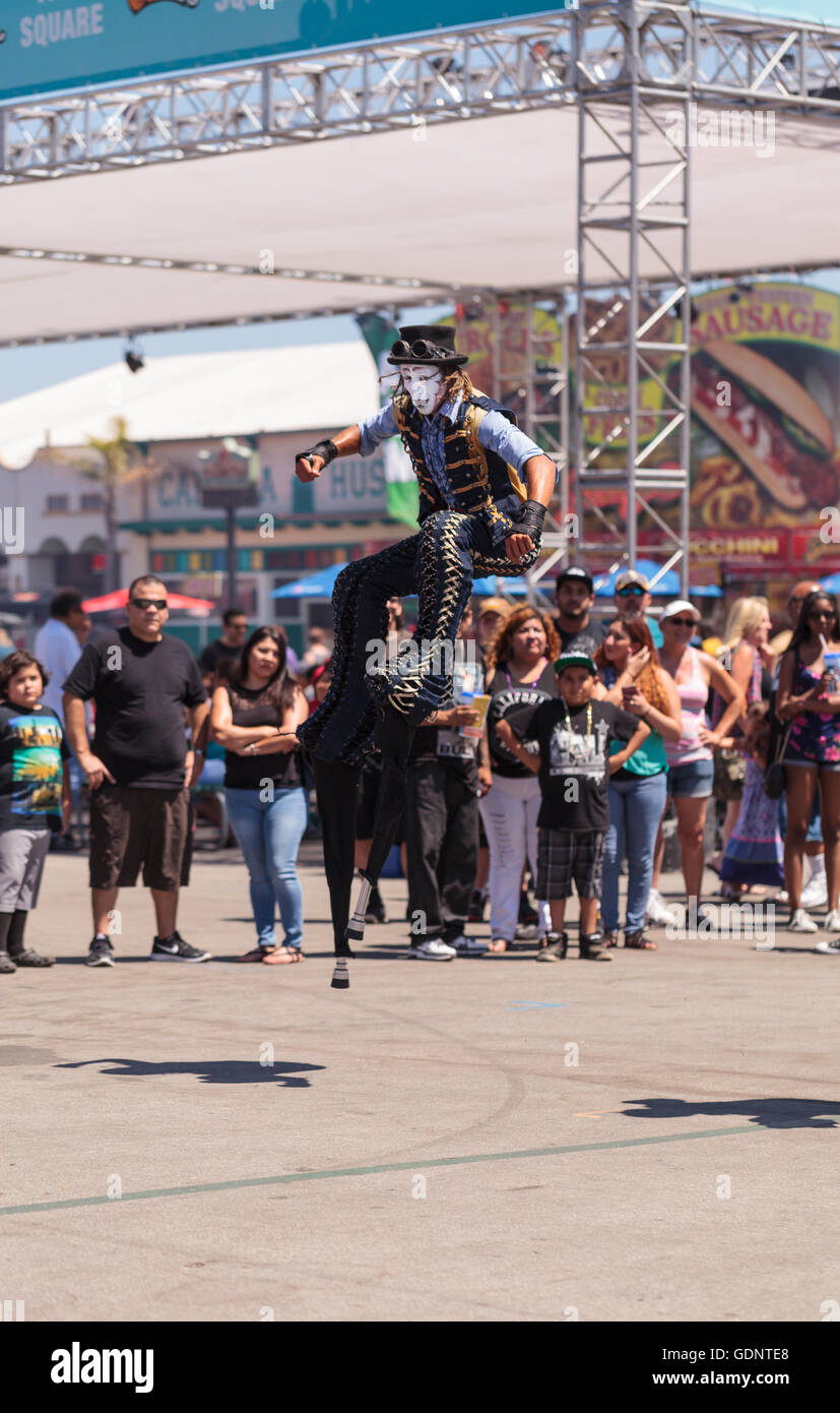 Costa Mesa, CA - le 16 juillet 2016 : Chevaliers Dragons steampunk échassiers effectuer à l'Orange County Fair à Costa Mesa, CA Banque D'Images