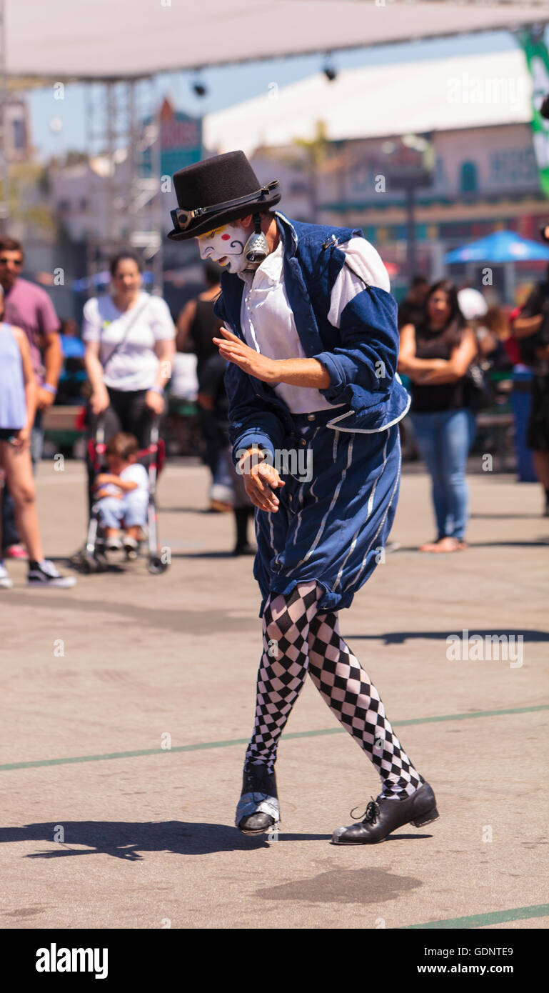 Costa Mesa, CA - le 16 juillet 2016 : Chevaliers Dragons steampunk échassiers effectuer à l'Orange County Fair à Costa Mesa, CA Banque D'Images