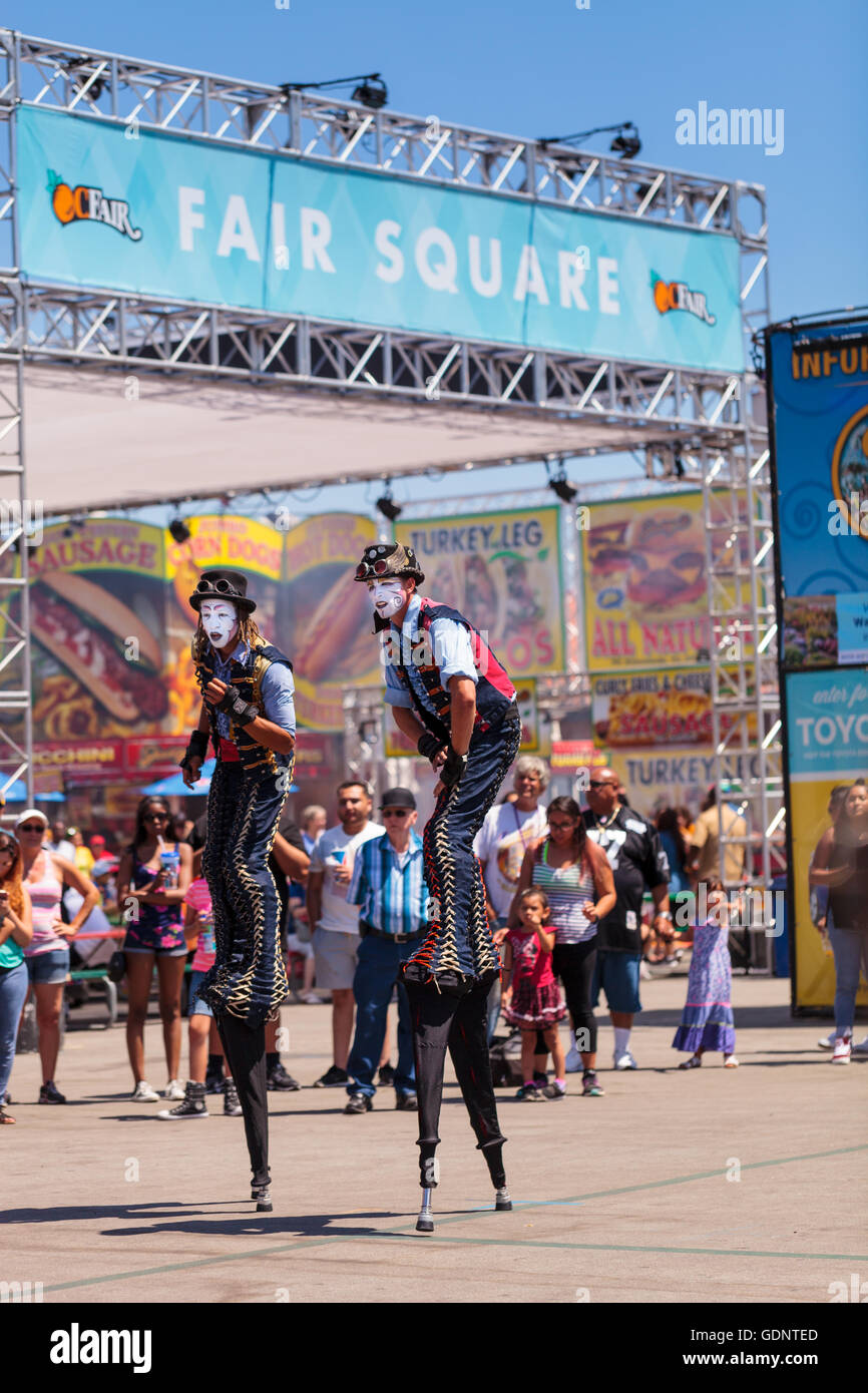 Costa Mesa, CA - le 16 juillet 2016 : Chevaliers Dragons steampunk échassiers effectuer à l'Orange County Fair à Costa Mesa, CA Banque D'Images