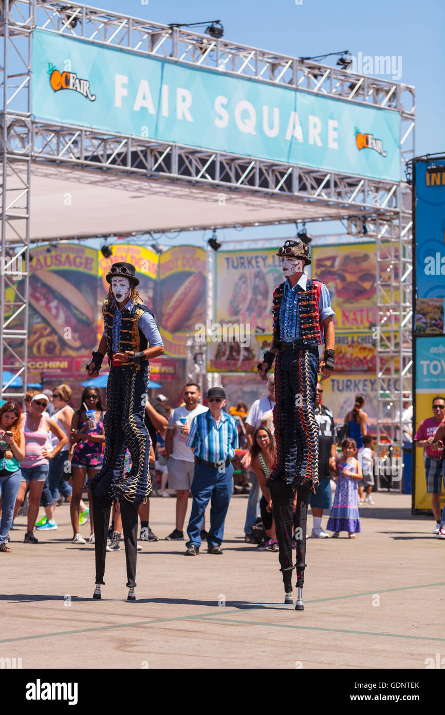 Costa Mesa, CA - le 16 juillet 2016 : Chevaliers Dragons steampunk échassiers effectuer à l'Orange County Fair à Costa Mesa, CA Banque D'Images