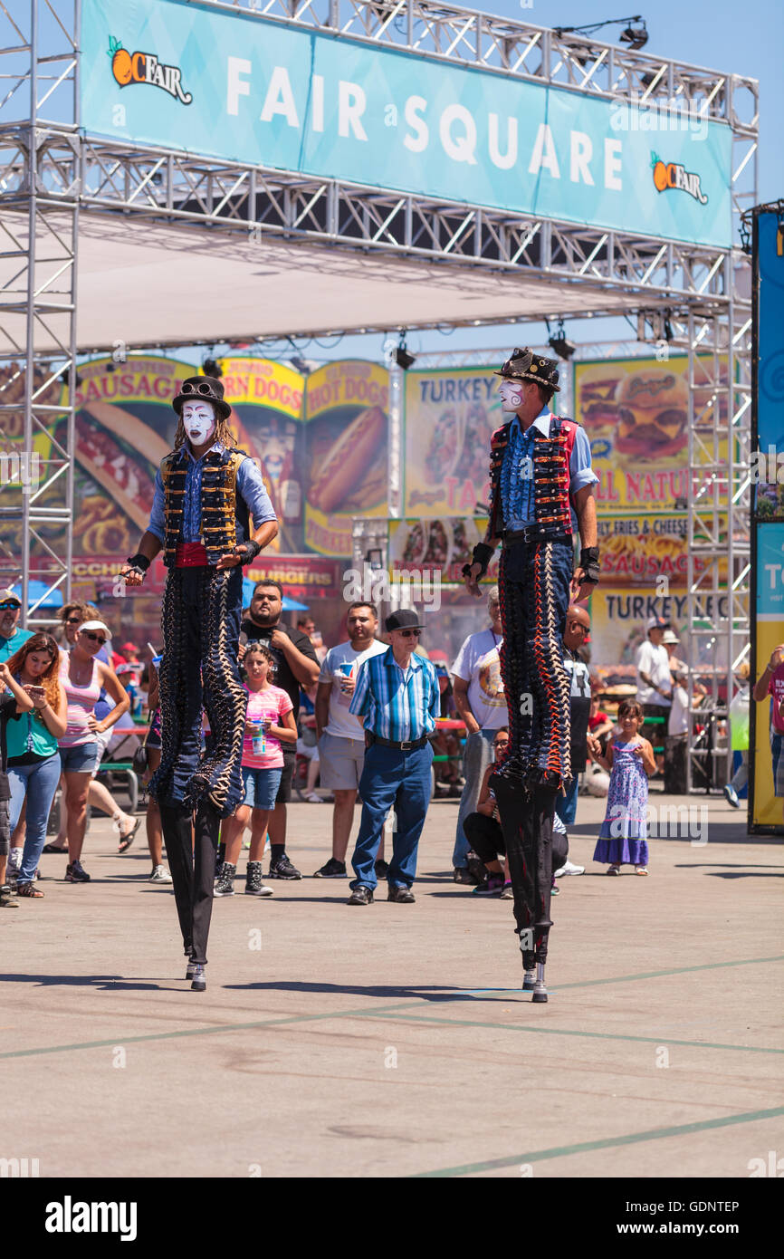 Costa Mesa, CA - le 16 juillet 2016 : Chevaliers Dragons steampunk échassiers effectuer à l'Orange County Fair à Costa Mesa, CA Banque D'Images