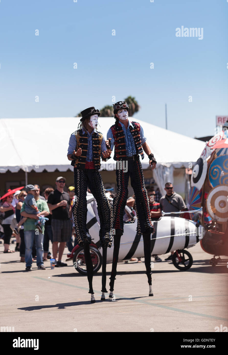 Costa Mesa, CA - le 16 juillet 2016 : Chevaliers Dragons steampunk échassiers effectuer à l'Orange County Fair à Costa Mesa, CA Banque D'Images